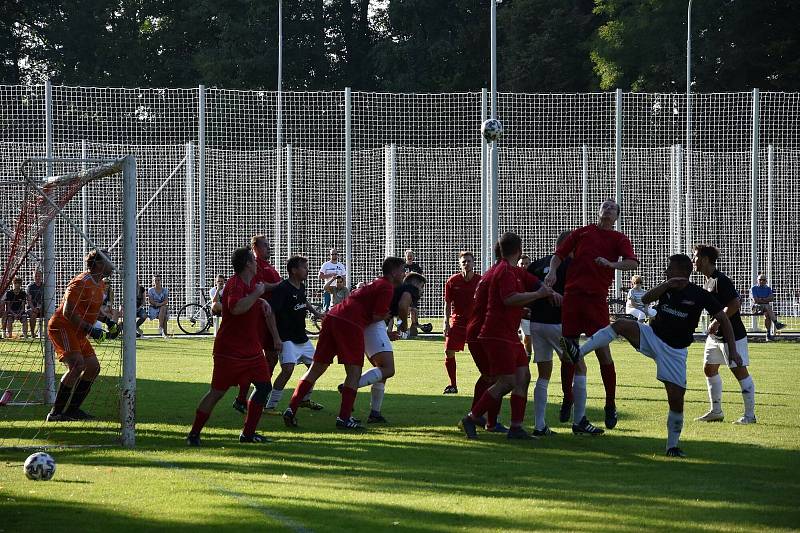 Zápas okresního přeboru Příkazy - Přáslavice (v černém) se nedohrál kvůli inzultaci rozhodčího.