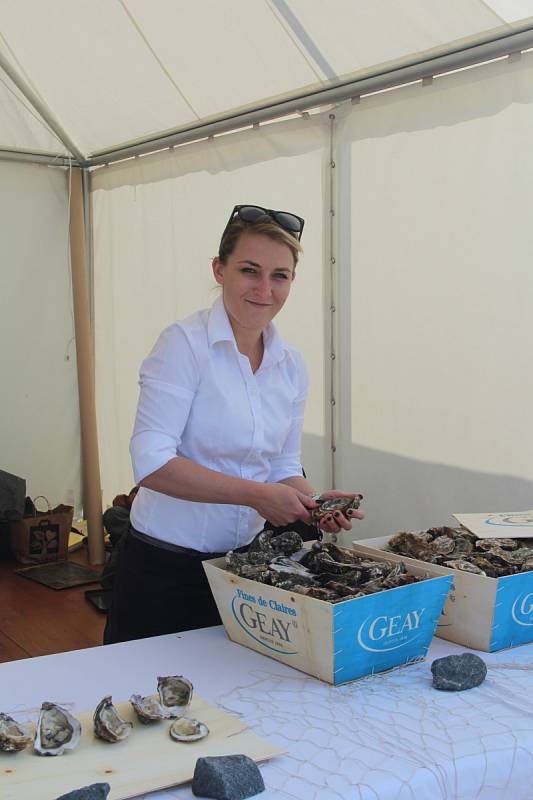 Olomoucký Garden Food Festival servíruje burgery, ústřice i cvrčky.