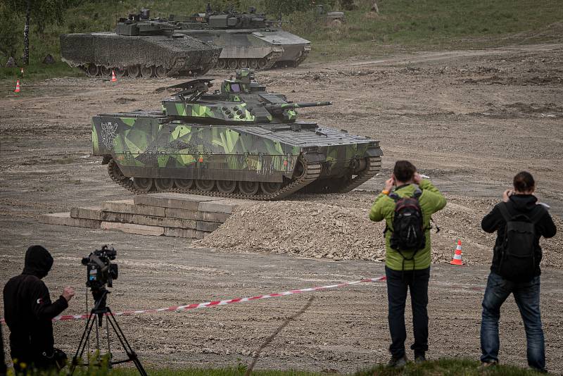 Obrněnec CV90 na mediálním dnu při testování bojových vozidel pěchoty (BVP) z tendru pro českou armádu ve vojenském prostoru Libavá, 27. května 2021.