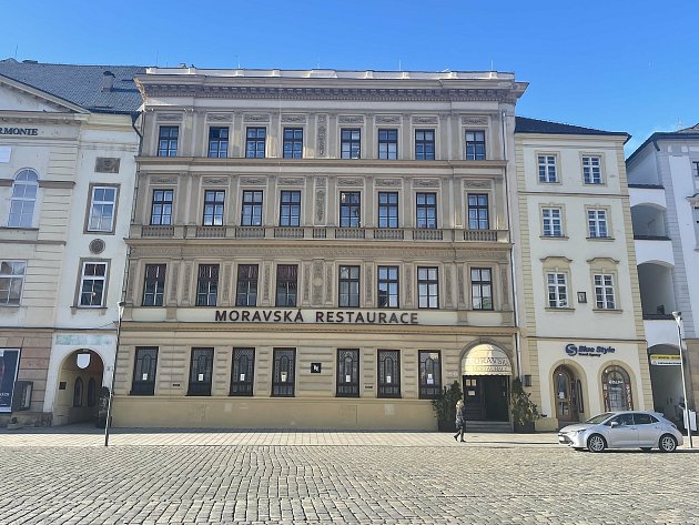 Na Horním náměstí, kde je dnes Moravská restaurace, nechal v letech 1871 až 1872 Vilém Lauer postavit novostavbu Hotelu Laurer