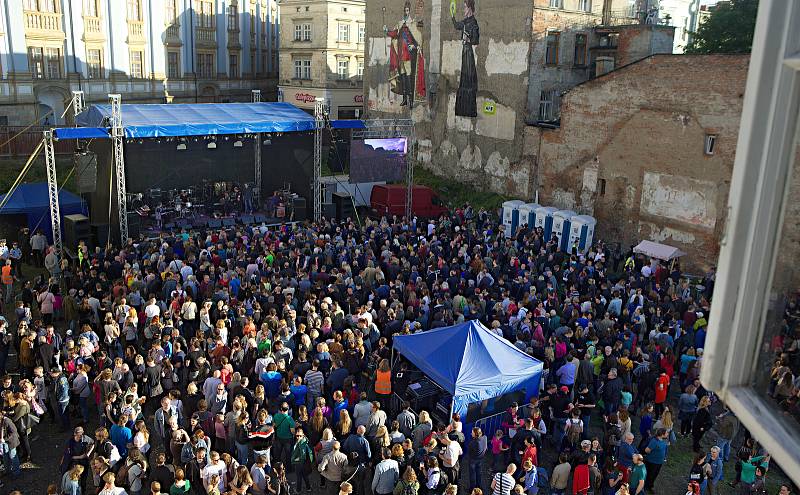 Koncert Sbohem pane ministře v proluce Muzea umění Olomouc.