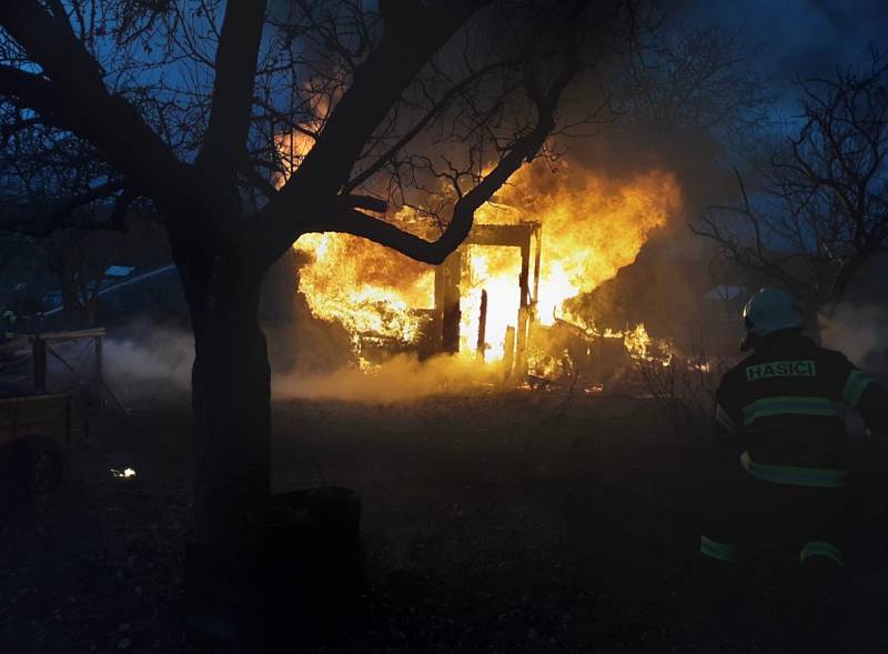 Požár dřevěného přístřešku likvidovali v neděli hasiči  v Měrotíně na Olomoucku.