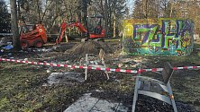 Bourání drobné stavby ve Smetanových sadech v Olomouci, 11. ledna 2023