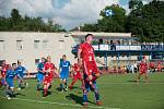 Fotbalisté Sigmy Olomouc (v červeném) v premiérovém utkání přípravy na hřišti Otrokovic