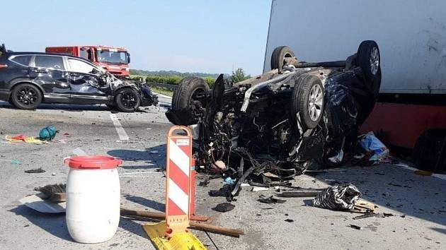 Při střetu aut na D1 u Stříbrnic na Kojetínsku se zranili tři lidé.