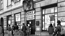 Letáky ve výloze Divadla Oldřich Stibora (dnešní Moravské divadlo). Sametová revoluce v Olomouci