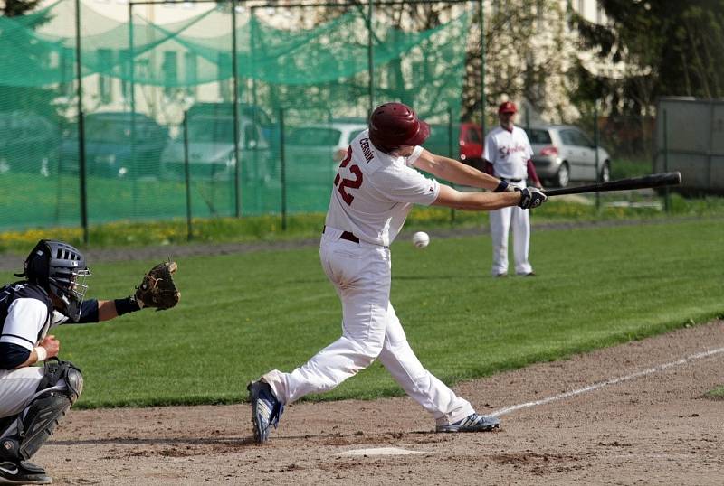 Olomoučtí baseballisté (v bílém) vs. Arrows Ostrava