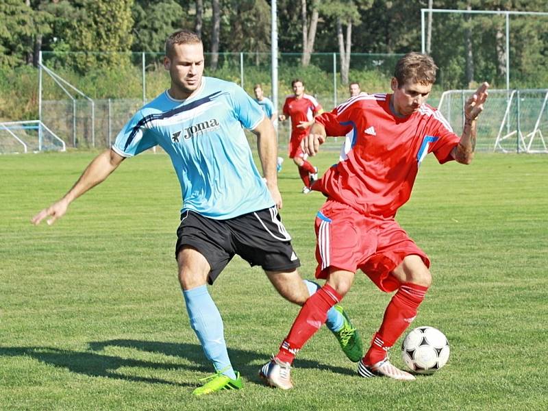 Fotbalisté Šternberka (v červeném) proti Kozlovicím