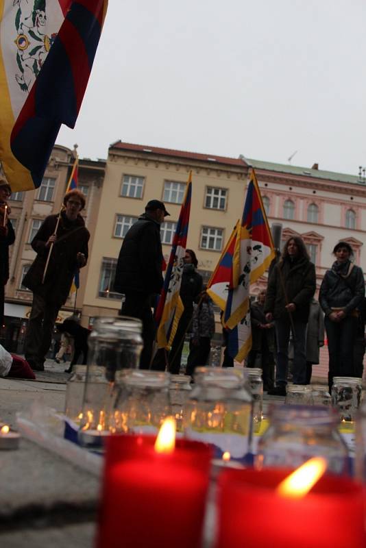 Svíčkovou pietní vigilií u orloje na Horním náměstí v Olomouci, uzavřeli organizátoři letošní ročník festivalu ProTibet. V krajském městě se konal už po čtvrté.