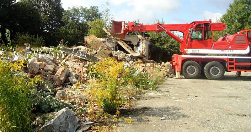 Úřad pro zastupování státu ve věcech majetkových spolu s hasiči zlikvidoval ubikace po sovětských vojácích na Černé cestě v Olomouci