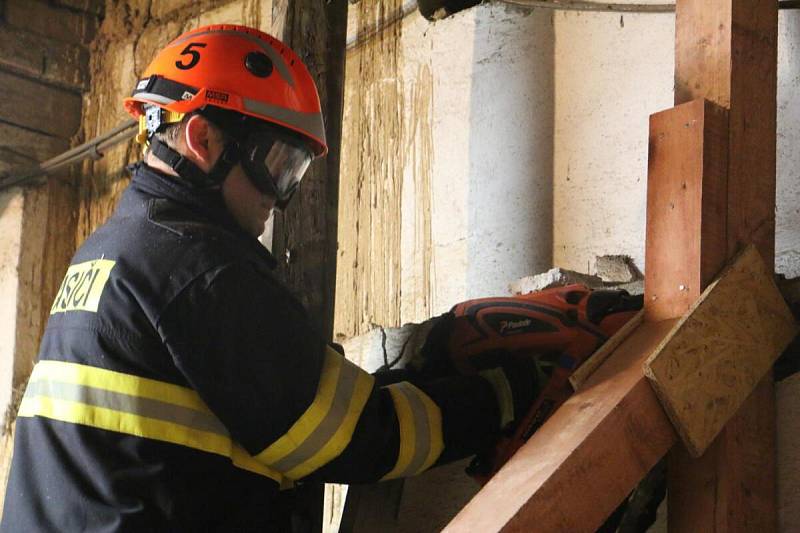 Hasiči zasahují při pádu štítové stěny staršího rodinného domku v Rakodavech na Olomoucku