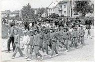  Spartakiádní odpoledne uspořádané místním Sokolem dne 16. června 1985 před Sokolským sletem začalo průvodem Žerotínem.