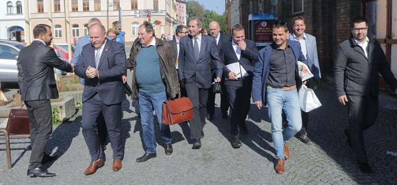 Předvolební autobus Deníku - lídři stran v Olomouckém kraji nasedají u olomoucké tržnice na autobus do Přerova