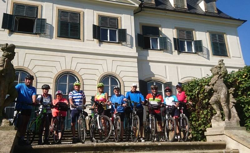 Deset královéhradeckých cyklistů v Olomouci a okolí.