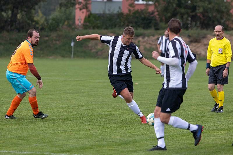 Fotbalisté Hodolan (v pruhovaném) porazili Novou Hradečnou 8:0.