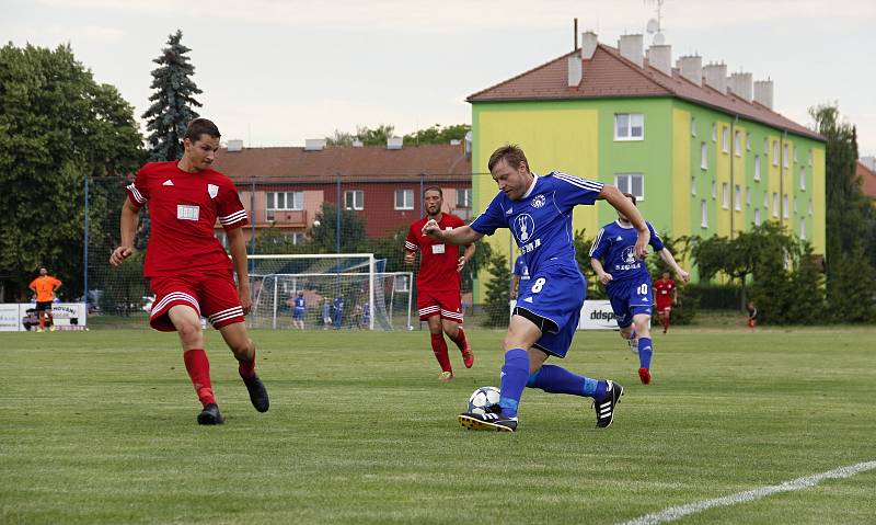 Lutín (v modrém) prohrál s Kralicemi na penalty.