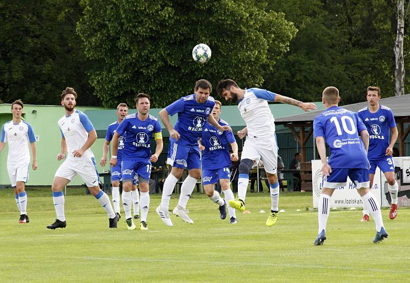 Fotbalisté Sigmy Lutín (v modrém) remizovali s Viktorií Přerov 1:1.