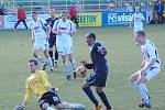 Brankář 1. HFK Olomouc Vojtěch Šrom zasahuje před záložníkem Cleberem z 1. FC Slovácko