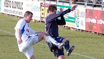 Jaromír Lukášek z 1. HFK Olomouc atakovaný Alešem Chmelíčkem (vpravo) z 1. FC Slovácko