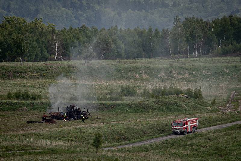 Hasiči dohašují střelnici na mediálním dnu při testování bojových vozidel pěchoty (BVP) z tendru pro českou armádu ve vojenském prostoru Libavá, 27. května 2021.