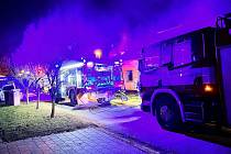 Čtyři hasičské jednotky pacifikovaly před páteční půlnocí požár v podkroví rodinného domu v olomoucké části Chválkovice. 3.12. 2021