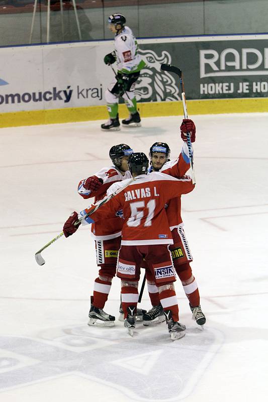 Olomoučtí hokejisté (v červeném) prohráli s Mladou Boleslaví 1:3