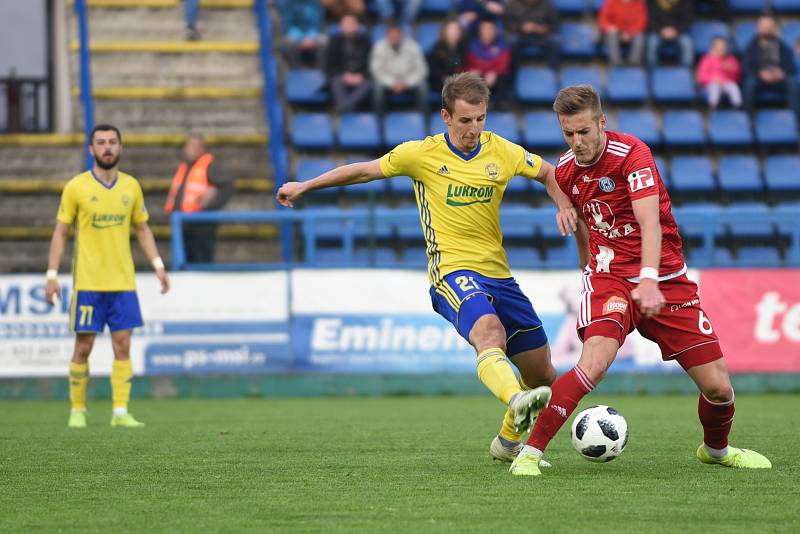 1. semifinálový zápas o Evropu - Fotbalisté Olomouce (v červeném) padli na hřišti Zlína 0:1.