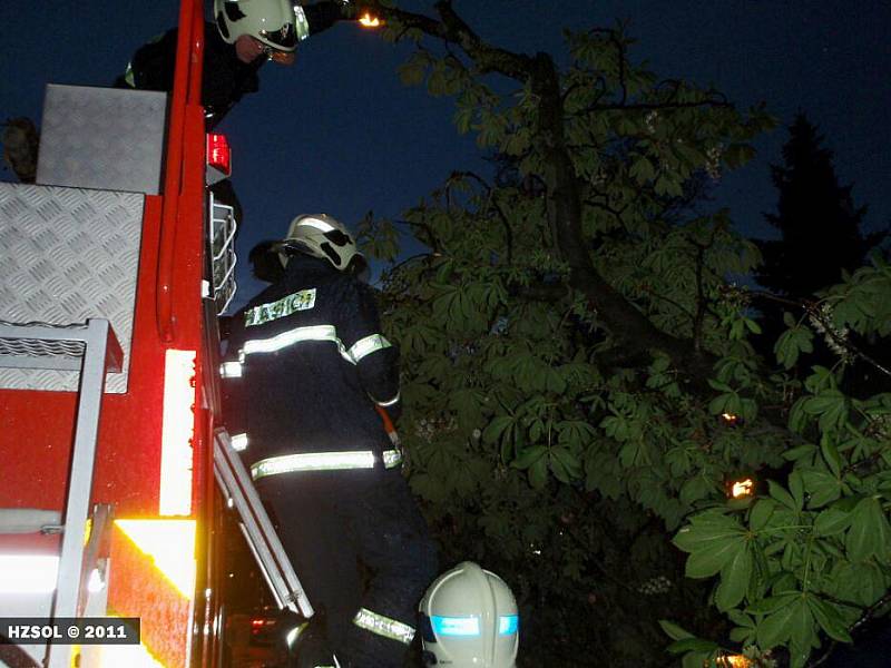 Na třídě 17. listopadu spadl při bouřce strom na zaparkované auto