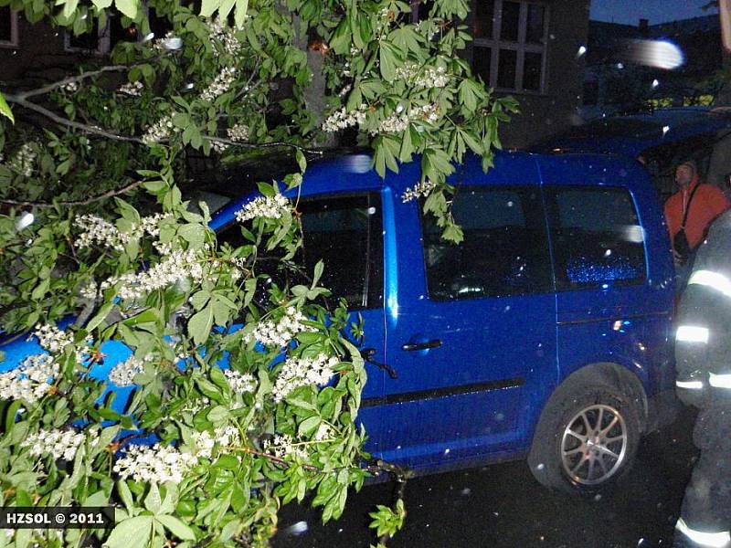 Na třídě 17. listopadu spadl při bouřce strom na zaparkované auto