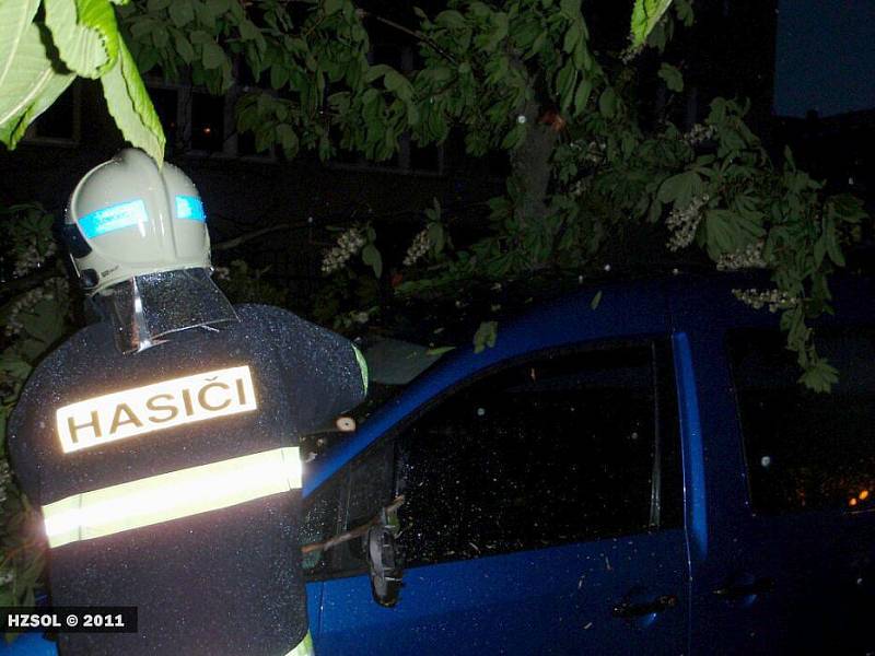 Na třídě 17. listopadu spadl při bouřce strom na zaparkované auto