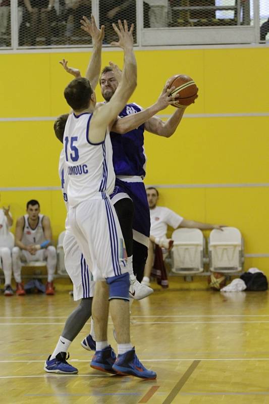 Tým Basketbal Olomouc (v bílém) dvakrát porazil v městském derby SK UP Olomouc a postoupil do play-off