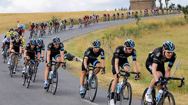 Elitní tým Sky (v popředí) za který jede i Leopold König či dvojnásobný vítěz Tour de France Chris Froome