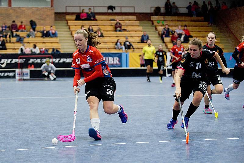 Olomoucké florbalistky (v červeném) porazily v přerovské hale Židenice 5:2.