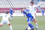 Jan Javůrek z SK Sigma Olomouc B mezi dvojicí hráčů FC Baník Ostrava B Lukáš Vácha (č. 2) a František Metelka.