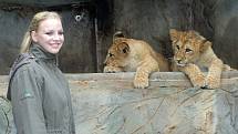 Markéta Konvičková křtila malé lvy berberské v olomoucké zoo 