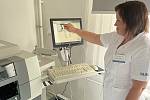 Nový analyzátor protilátek ukazuje Sylva Adamovská, vedoucí Oddělení klinické biochemie a hematologie olomoucké polikliniky SPEA, 31. května 2021