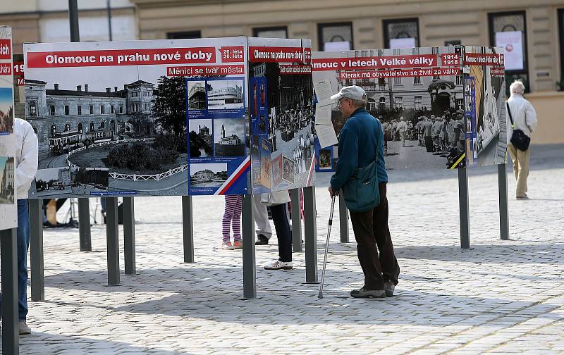 Výstava, která obrazově připomíná události kolem vzniku republiky před sto lety, na Horním náměstí v Olomouci