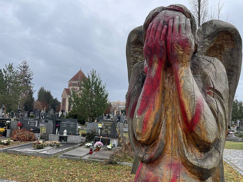 Hroby a pomníky na centrálním olomouckém hřbitově v Neředíně poničil vandal červenou barvou, foto z 22. listopadu 2021