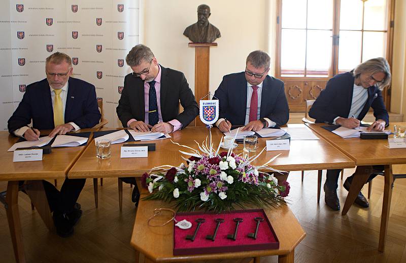 Podpis koaliční smlouvy na olomoucké radnici - zleva Ladislav Šnevajs (KDU-ČSL), Miroslav Žbánek  (ANO), Martin Major (ODS), Stanislav Flek (spOLečně)