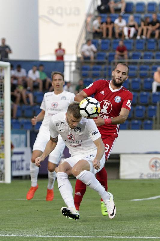 Olomoučtí fotbalisté (v červeném) remizovali se Slováckem 0:0Stanislav Hofmann (v bílém) a Tomáš Zahradníček