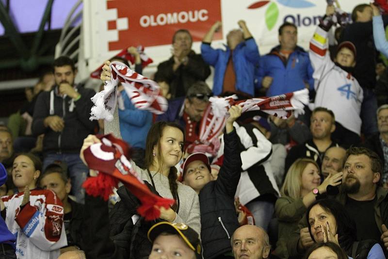 Olomoučtí hokejisté (v červeném) porazili Jihlavu 3:0