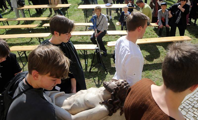 Pašije před olomouckou katedrálou o Velkém pátku připravily pro veřejnost děti a mládež z římskokatolické farnosti svatého Václava