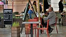 Zahrádky olomouckých restaurací otevřely poprvé po rozvolnění i nevlídném počasí, 17. května 2021