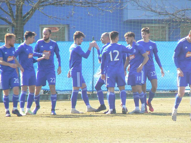 Rezerva olomoucké Sigmy (v modrém) porazila při své domácí jarní premiéře béčko Slovácka v poměru 3:1.