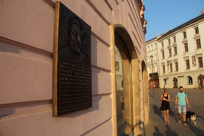 Pamětní deska na Horním náměstí v Olomouci připomíná pobyt polského krále Jana Sobieskeho v roce 1683, kdy jeho vojsko zásadně pomohlo odrazit útok Turků na Vídeň