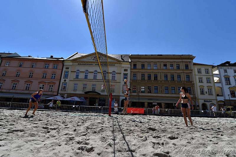 Beach-volejbalová show olomouckých a šternberských volejbalistek na olomouckém Horním náměstí