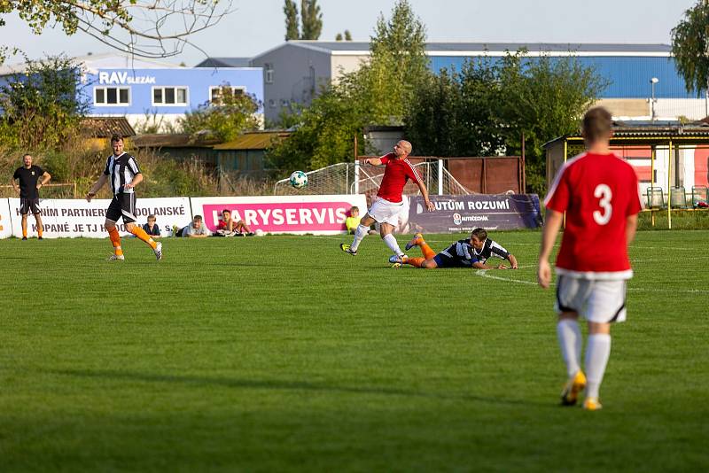 Fotbalisté Hodolan (v pruhované) porazili Červenku 5:1