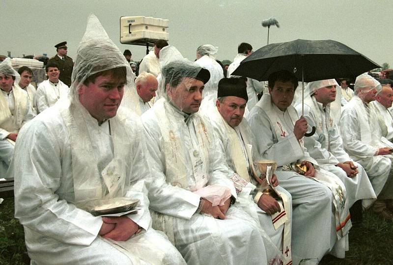 Bohoslužba na letišti v Olomouci - Neředíně. Papežskou návštěvu v květnu 1995 doprovázelo nevlídné počasí - chladno a déšť