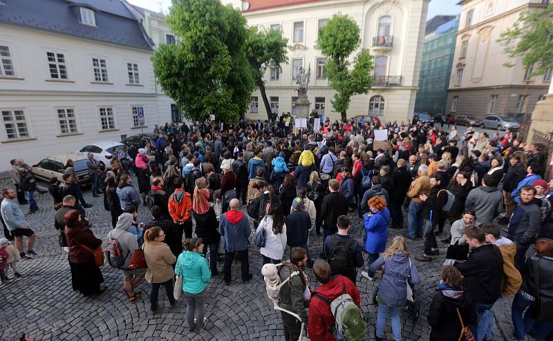 Protestní akce Proč? Proto! na olomouckém Žerotínově náměstí