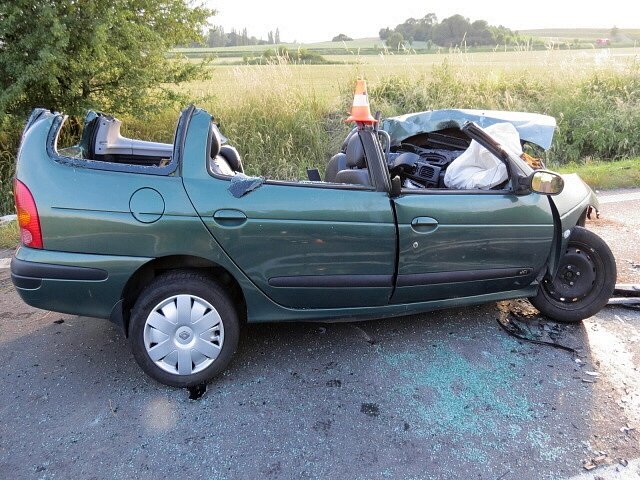 Tragická nehoda u Krčmaně. Ridič renaultu přejel do protisměru, náraz do Opelu Astra nepřežil 